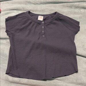 No Boundaries Women's Ribbed Short Sleeve Top in Dark Gray